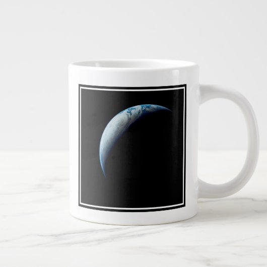 Crescent Earth wurde von der Apollo 4 Mission über Jumbo-Tasse (Rechts)