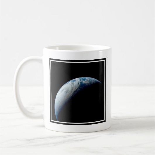 Crescent Earth wurde von der Apollo 4 Mission über Kaffeetasse (Links)