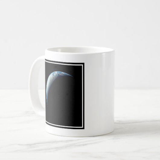 Crescent Earth wurde von der Apollo 4 Mission über Kaffeetasse (Vorderseite Links)