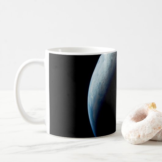 Crescent Earth wurde von der Apollo 4 Mission über Kaffeetasse (Mit Donut)