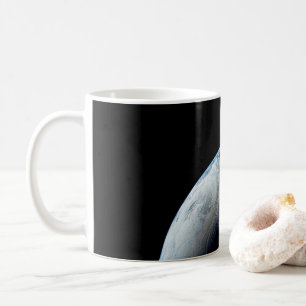 Crescent Earth wurde von der Apollo 4 Mission über Kaffeetasse