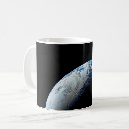Crescent Earth wurde von der Apollo 4 Mission über Kaffeetasse (Vorderseite Links)