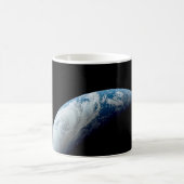 Crescent Earth wurde von der Apollo 4 Mission über Kaffeetasse (Mittel)