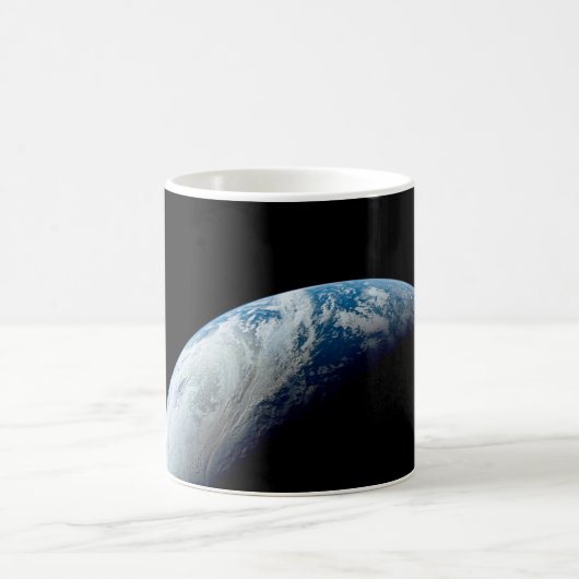 Crescent Earth wurde von der Apollo 4 Mission über Kaffeetasse (Mittel)