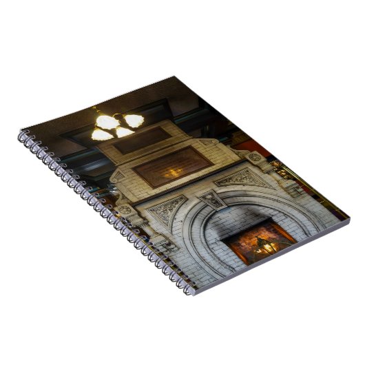 Crescent Hotel Fireplace Notizblock (Rechte Seite)