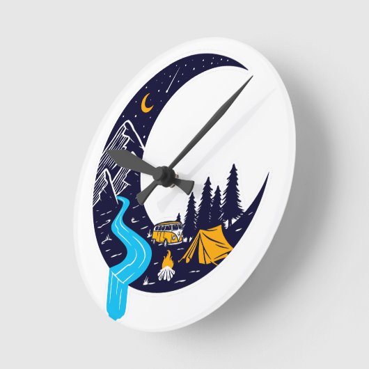 Crescent Moon Adventure Camping Runde Wanduhr (Winkel)