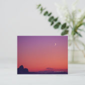 Crescent Moon in der Abenddämmerung Postkarte (Stehend Vorderseite)