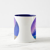Crescent Moon, Lake and Mountains in Violet & Blue Zweifarbige Tasse (Mittel)