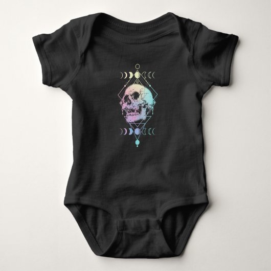 Crescent Moon Skull Occult Hexerei Pastel Goth Baby Strampler (Vorderseite)