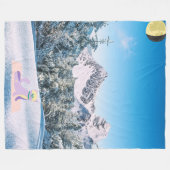 Crescent Moon Yoga Cat in the Snowy Mountains Fleecedecke (Vorderseite (Horizontal))