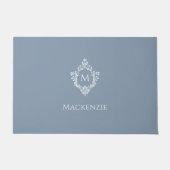 Crest Dusty Blue Monogram Elegant Initial and Name Fußmatte (Vorderseite)