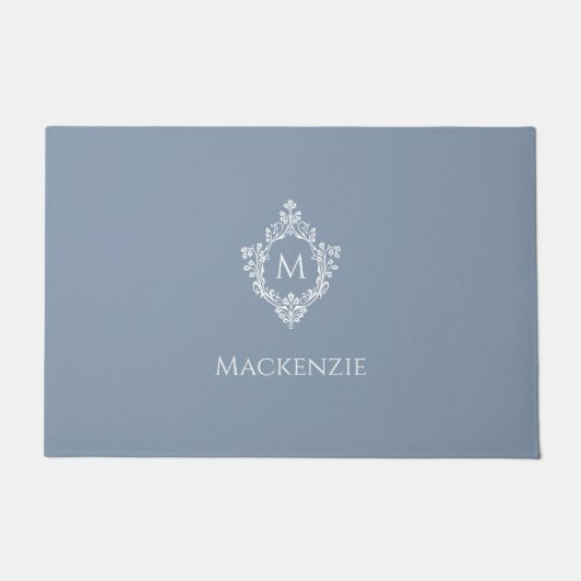 Crest Dusty Blue Monogram Elegant Initial and Name Fußmatte (Vorderseite)
