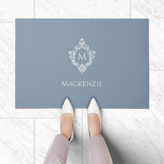 Crest Dusty Blue Monogram Elegantes Initial und Na Fußmatte