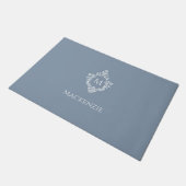Crest Dusty Blue Monogram Elegantes Initial und Na Fußmatte (Schrägansicht)