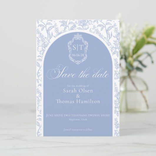 Crest Monogram Blue Chinoiserie Floral Script Save The Date (Stehend Vorderseite)