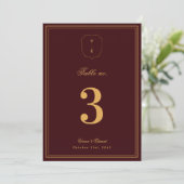 Crest Monogram Burgundy Gold Wedding Table Number Einladung (Stehend Vorderseite)