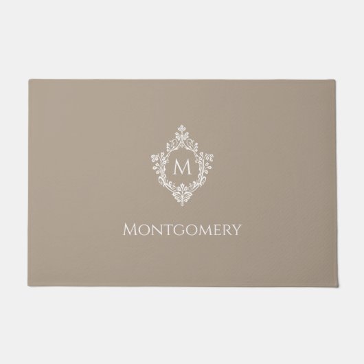 Crest Taupe Neutrals Elegant Monogram and Name Fußmatte (Vorderseite)