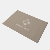 Crest Taupe Neutrals Elegantes Monogramm und Name Fußmatte (Schrägansicht)