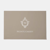 Crest Taupe Neutrals Elegantes Monogramm und Name Fußmatte (Vorderseite)