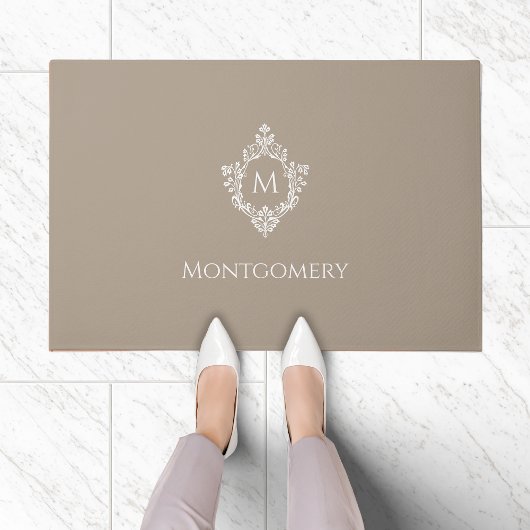 Crest Taupe Neutrals Elegantes Monogramm und Name Fußmatte