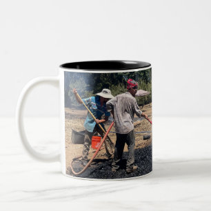 Crew der Biochar-Koalition Zweifarbige Tasse