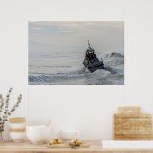 Crew der Küstenwache im Hochsurfen Poster (Küche)