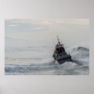 Crew der Küstenwache im Hochsurfen Poster