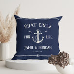 Crew für Leben Wassersport Moderner Individuelle N Kissen<br><div class="desc">Boat Crew for Life! Modernes Ankerkissen in klassischer nautischer Marine blau und weiß mit Namen und Datum umgeben von Seildetails. Ein tolles Geschenk für den Valentinstag,  für Neuvermählte,  Hochzeiten,  die Erneuerung des Geliebten oder für Jubiläen.</div>