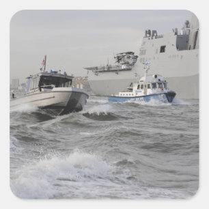 Crews von den Küstenwache und Polizei departmen Quadratischer Aufkleber