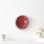Cricket Ball Red Anpassen mit Ihrem Namen Runde Wanduhr (Zuhause)