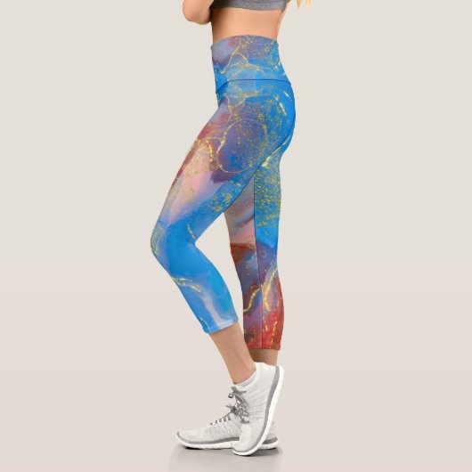 Crimson, Blush, Blau und Gold marmorierter Alkohol Capri Leggings (Links)