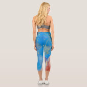 Crimson, Blush, Blau und Gold marmorierter Alkohol Capri Leggings (Rückseite)