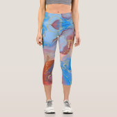 Crimson, Blush, Blau und Gold marmorierter Alkohol Capri Leggings (Vorderseite)