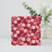 Crimson & Blush Seamless Rose Pattern Einladung (Stehend Vorderseite)