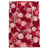 Crimson & Blush Seamless Rose Pattern Mittlere Geschenktüte (Vorderseite)