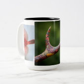 "Crimson Elegance: Red Bird Horn Designed Dining Zweifarbige Tasse (Vorderseite Links)
