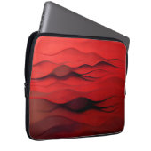 Crimson Flow – Abstrakte rote Bewegungsmuster Laptopschutzhülle (Vorne Rechts)