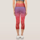 Crimson Haze in Dusk Capri Leggings (Rückseite)