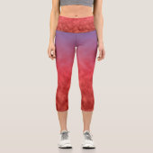 Crimson Haze in Dusk Capri Leggings (Vorderseite)