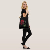 Crimson on Ebony: Die Single-Rote Rose, Tasche (Am Model)