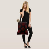 Crimson Pattern auf schwarz Tasche (Am Model)