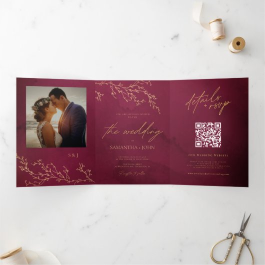 Crimson Red and Gold Botanical Elegant Wedding Dreifach Gefaltete Einladung (Innenseite)