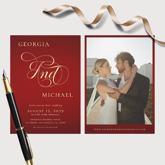 Crimson Red & Gold Script Modernes Foto Hochzeit Einladung