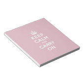 Crimson Red Keep Calm und Carry On (weißer Text) Notizblock (angewinkelt)