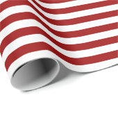 Crimson Red und White Stripes Geschenkpapier (Rolleneckpunkt)