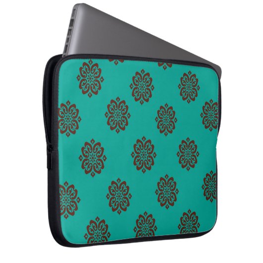 "Crimson Scrolls - Bold Elegance" Laptopschutzhülle (Vorne Rechts)