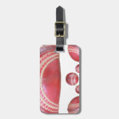 Crimson Spin - Ein wunderschöner Red Cricket Ball Gepäckanhänger (Vorderseite vertikal)