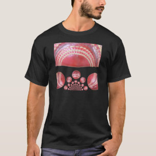 Crimson Spin - Ein wunderschöner Red Cricket Ball  T-Shirt