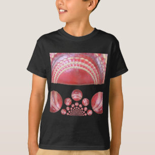 Crimson Spin - Ein wunderschöner Red Cricket Ball T-Shirt