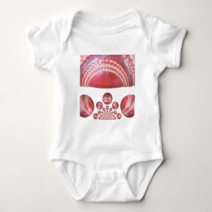 Crimson Spin – Ein wunderschöner roter Kricketball Baby Strampler